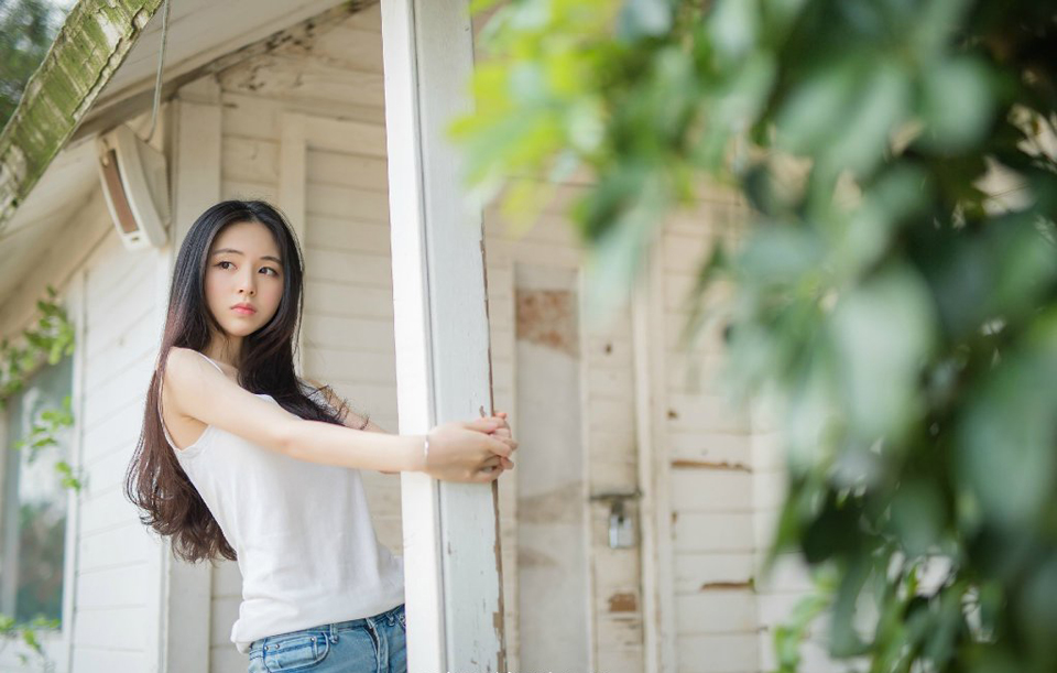 “放……”刘璝扭头，看到孟达拦住自己，就要怒喝，却被孟达一把捂住嘴巴，拉着他迅速离开。